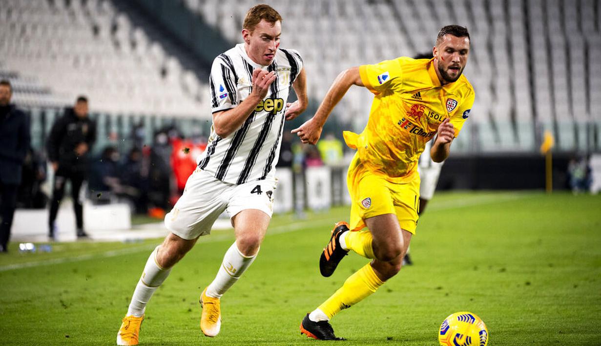 Pemain Juventus, Dejan Kulusevski, berebut bola dengan pemain Cagliari, Sebastian Walukiewicz, pada laga Liga Italia di Stadion Allianz, Turin, Minggu (22/11/2020). Juventus menang dengan skor 2-0. (Marco Alpozzi/LaPresse via AP)