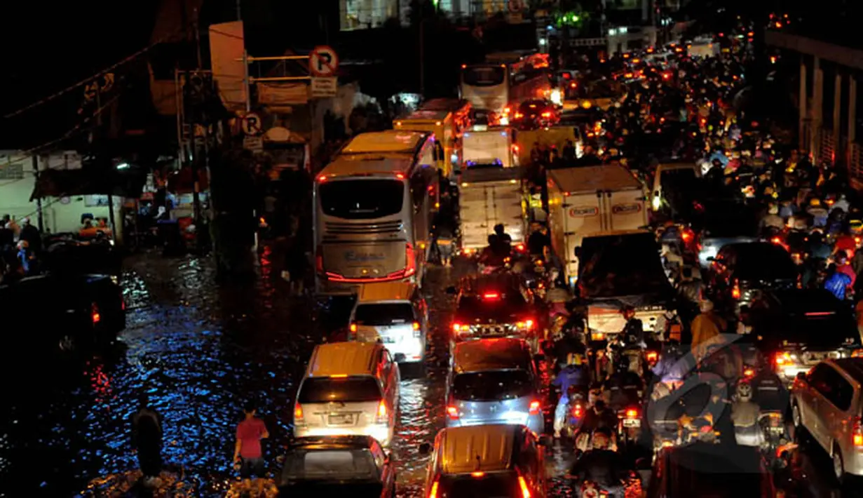 Genangan air setinggi 20-40 cm menyebabkan kemacetan parah di Jalan Daan Mogot, Jakarta, Senin (9/2/2015) malam. (Liputan6.com/Faisal R Syam)