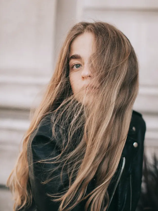 Ini 7 Dampak Buruk Jika Kamu Terlalu Sering Mencatok Rambut