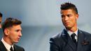 Lionel Messi dan Cristiano Ronaldo saat menghadiri pengundian Liga Champions di Monako, Kamis (28/8/2015). Pemain Argentina, Lionel Messi terpilih sebagai pemain terbaik UEFA di Eropa untuk 2014-2015. (REUTERS/Eric Gaillard)