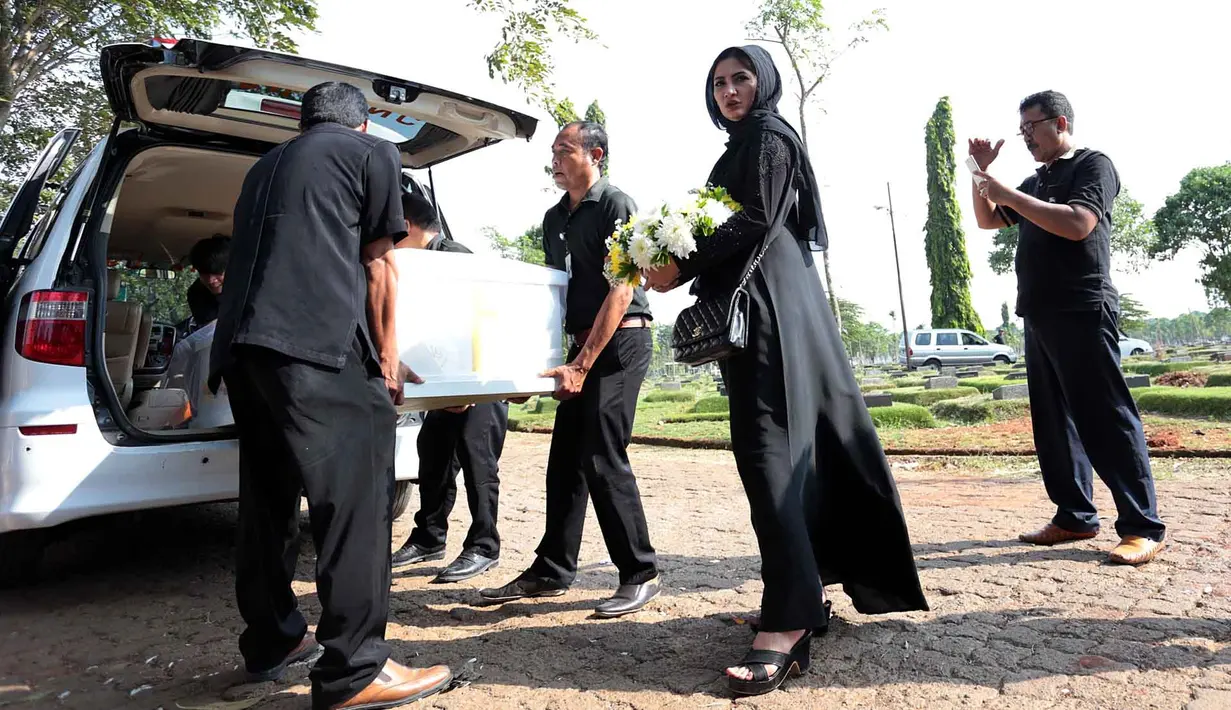Jenazah Nurmiati terlebih dulu di semayamkan di rumah duka Gedung Serbaguna, Perumnas Klender, Jakarta Timur. Almarhum meninggal dunia pada Minggu (17/9) pukul 17.30 WIB dalam usia 60 tahun di RS Dharmais. (Deki Prayoga/Bintang.com)