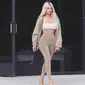 "Aku menghabiskan sebagian besar waktuku di rumah. Jadi, sudah pasti aku mengerti perasaan mereka," jelas Kim. (instagram/kimkardashian)