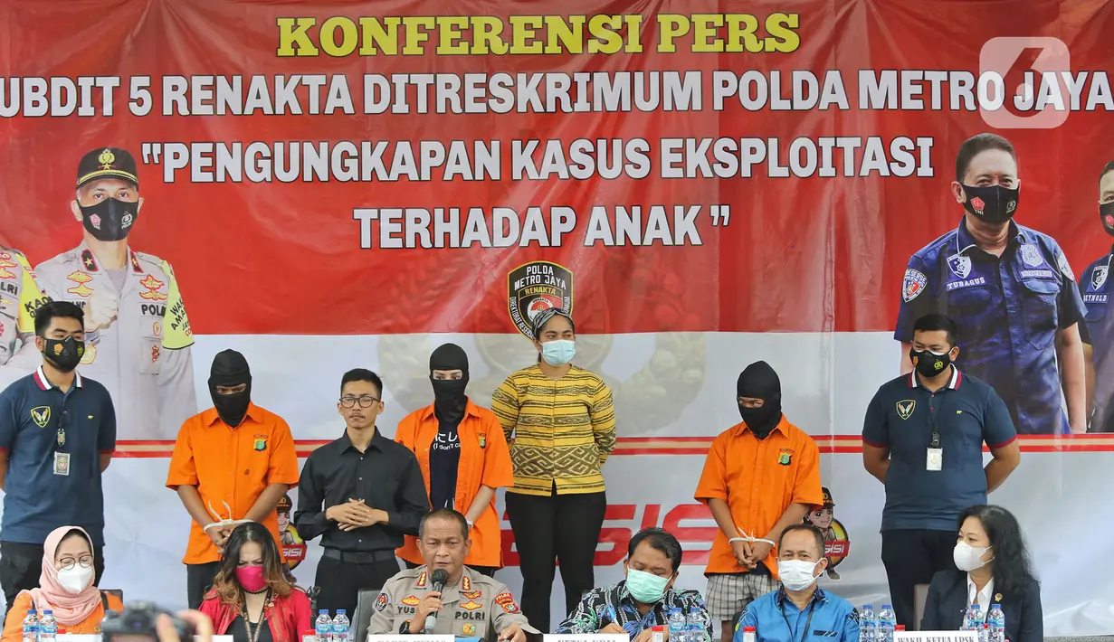 Suasana konfrensi pers tersangka artis Cyntiara Alona dalam pengungkapan kasus prostitusi dan eksploitasi anak di Ditreskrimum Polda Metro Jaya, Jakarta, Jumat (19/03/2021). (Liputan6.com/Herman Zakharia)