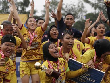 Para pemain Sumatra Selatan merayakan gelar juara Piala Pertiwi setelah mengalahkan Bangka Belitung pada laga final di NYTC Sawangan, Depok, Jumat (3/5). Sumsel menang 2-1 atas Babel. (Bola.com/Vitalis Yogi Trisna)
