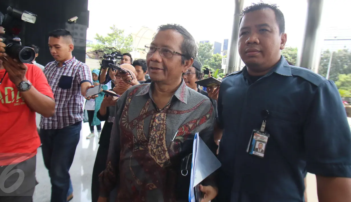 Anggota Pansel Pemilihan Penasihat KPK, Mahfud MD  saat berada di Gedung KPK, Jakarta, Kamis (2/3). Pansel telah menerima sekitar 3.000 pendaftar calon penasihat KPK periode 2017-2022. (Liputan6.com/Helmi Afandi)