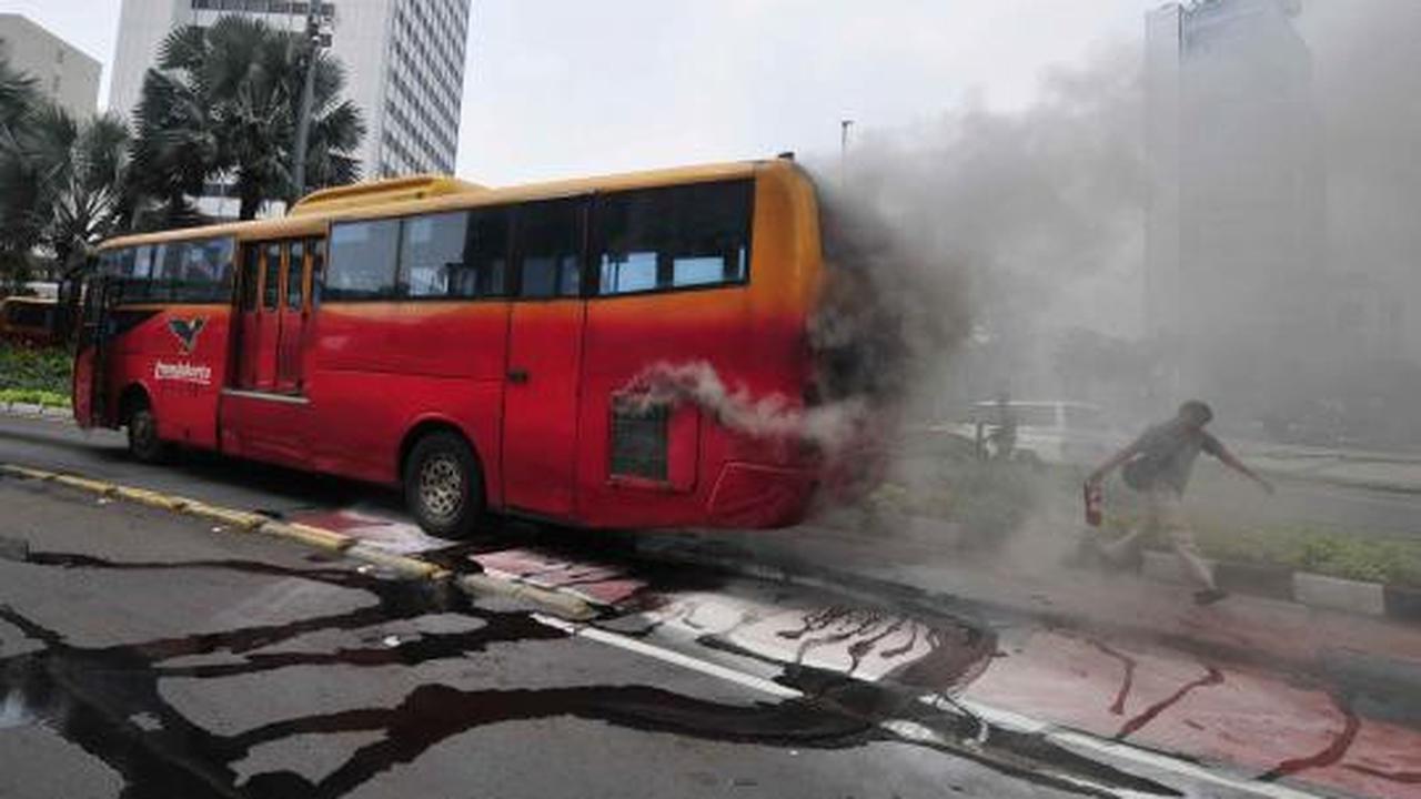 Bus Transjakarta membara