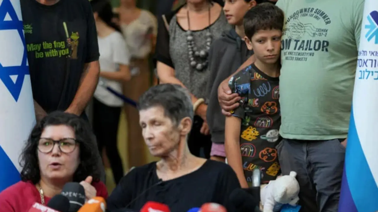 Seorang nenek asal Israel berusia 85 tahun menggambarkan penderitaan yang dialaminya selama 17 hari sebagai seorang sandera Hamas (AFP).