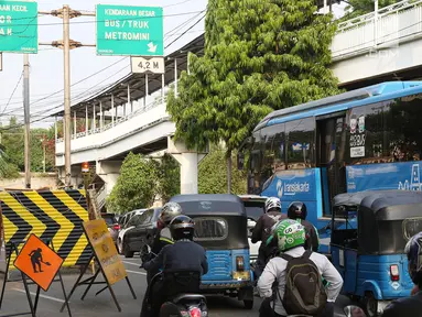 Kendaraan mengantre untuk melewati Jalan Sultan Agung, Jakarta, Rabu (25/10). Pengalihan arus dan penutupan jalan ini dilakukan dikarenakan adanya pengerjaan proyek double-double track kereta api Jatinegara-Manggarai. (Liputan6.com/Immanuel Antonius)
