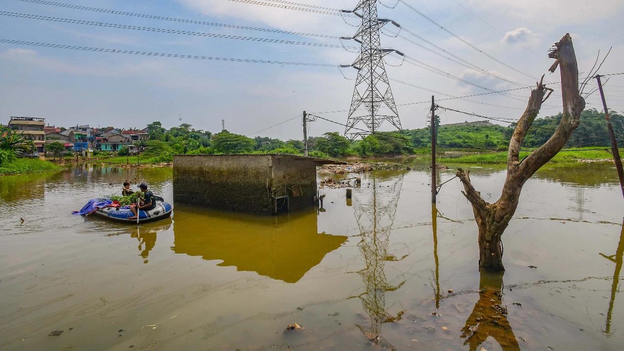 FOTO: Melihat Dampak Longsoran TPA Cipayung  Depok di Permukiman Warga