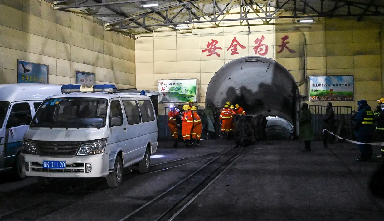 Tim penyelamat dan staf berada di luar lokasi ledakan tambang batu bara di Pingyao, di provinsi Shanxi utara China (19/11/2019). Kantor berita resmi China, Xinhua melaporkan ledakan tambang batu bara menewaskan 15 orang. (AFP Photo)