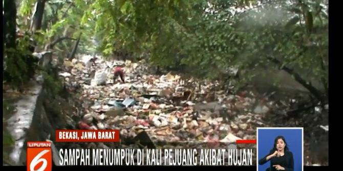 Penampakan Puluhan Ton Kubik Sampah di Kali Pejuang Bekasi
