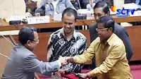 Wakil Ketua DPR Priyo Budi Santoso memberi selamat kepada Idrus Marham setelah terpilih menjadi ketua pansus hak angket Century ketua pansus lewat voting atau pemungutan suara di Gedung DPR, Jakarta.