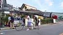 Warga melintasi tiang listrik yang tumbang akibat tornado.  Puluhan orang dilarikan ke rumah sakit, semuanya mengalami luka-luka ringan. (AFP/Yoshikazu Tsuno/wwn)