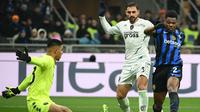 Bek Empoli asal Italia Giuseppe Pezzella (Tengah) berebut bola dengan bek Inter Milan asal Belanda #02 Denzel Dumfries (Kanan) selama pertandingan sepak bola Seri A Italia antara Inter Milan dan Empoli di Stadion San Siro di Milan pada 19 Januari 2025.Alberto PIZZOLI / AFP