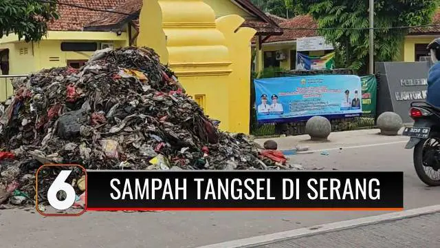 Kesal wilayah Serang, Banten, terus kedatangan sampah dari Tangerang Selatan, warga hadang truk pengangkut sampah dan langsung menumpukkan sampah tersebut di depan Kelurahan Cilowong.