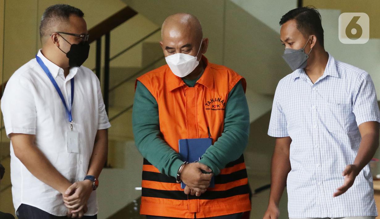 Wali Kota Bekasi nonaktif Rahmat Effendi (tengah) usai menjalani pemeriksaan lanjutan di Gedung KPK, Jakarta, Kamis (17/2/2022). Rahmat Effendi diperiksa sebagai tersangka dugaan penerimaan suap pengadaan barang, jasa serta lelang jabatan di Pemkot Bekasi. (Liputan6.com/Helmi Fithriansyah)