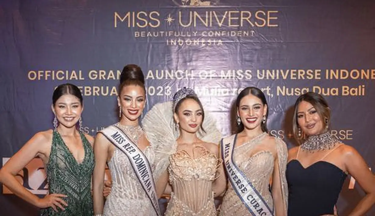 Mengenakan gaun bernuansa hijau karya Diana Putri, Margenie MG tampil seksi dan fresh [dok. istimewa]