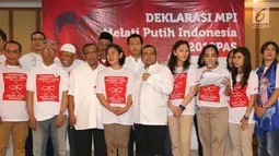Kelompok emak-emak Melati Putih Indonesia saat deklarasi dukungan Prabowo-Sandi pada Pilpres 2019 di Bambu Apus Raya, Jakarta, Jumat (14/9). Deklarasi dukungan digelar di kediaman Djoko Santoso. (Liputan6.com/Fery Pradolo)