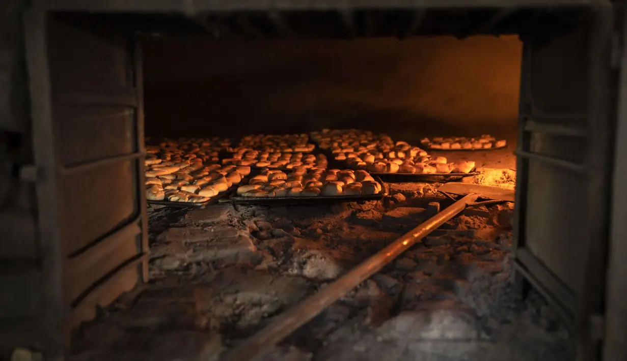Roti dipanggang dalam oven roti Bongu di lingkungan Bel Air di Port-au-Prince, Haiti, Senin (27/9/2021).  Roti merupakan Salah satu makanan pembuka paling terkenal di negara ini. (AP Photo/Rodrigo Abd)