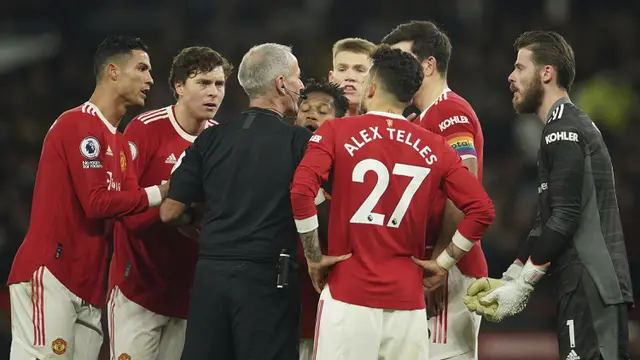 Foto: Kado Perpisahan Cristiano Ronaldo untuk Michael Carrick saat Manchester United Libas Arsenal di Liga Inggris