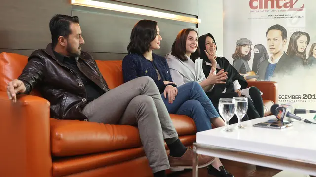 Pemain film Ayat-Ayat Cinta 2 Bront Palarae (kiri), Tatjana Saphira (kedua kiri), Chelsea Islan (kedua kanan) dan Dewi Sandra