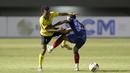 Gelandang Barito Putera, Chris Robert Rumbiak (kiri) berebut bola dengan bek Arema FC, Johan Ahmat Farizi dalam laga matchday ke-2 Grup A Piala Menpora 2021 di Stadion Manahan, Solo, Kamis (25/3/2021). Barito Putera menang 2-1 atas Arema FC. (Bola.com/Arief Bagus)