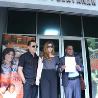 Sonny Tulung dan Cindy usai melaporkan dugaan pelecehan seksual. (Nurwahyunan/bintang.com)