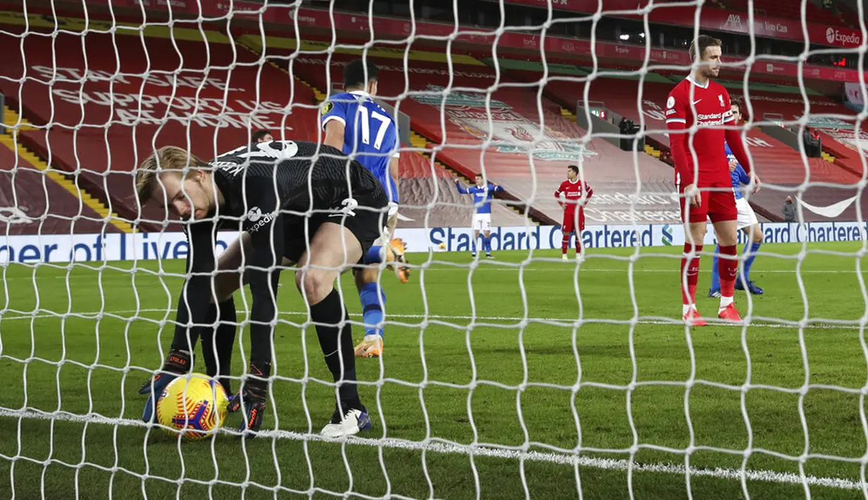 Penjaga gawang Liverpool Caoimhin Kelleher mengambil bola dari gawangnya saat kebobolan menghadapi Brighton pada pertandingan Liga Inggris di Anfield Stadium, Liverpool, Inggris, Rabu (3/2/2021). Brighton menang 1-0. (Clive Brunskill/Pool via AP)