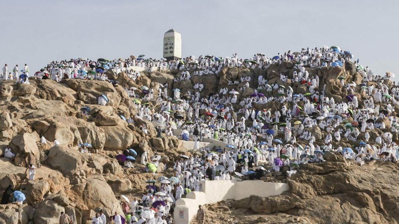 FOTO: Jutaan Jemaah Haji dari Berbagai Penjuru Dunia Padati Jabal Rahmah Jelang Wukuf