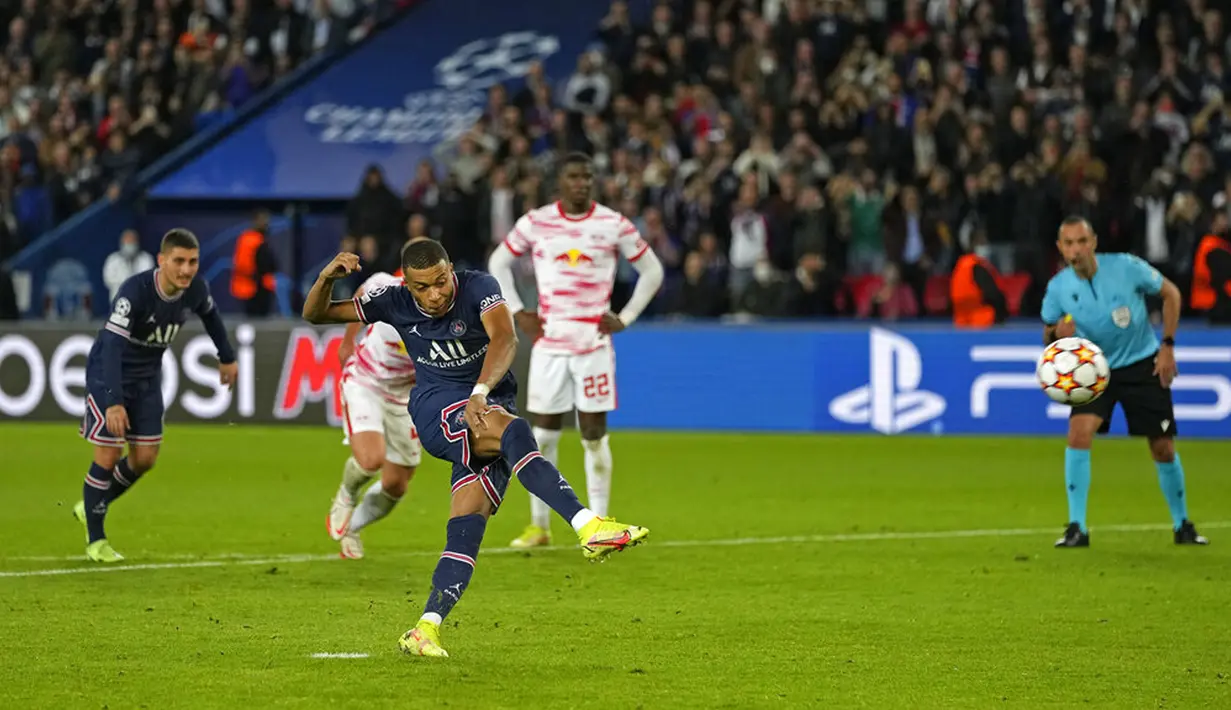 Pemain Paris Saint-Germain Kylian Mbappe gagal mengeksekusi tendangan penalti ke gawang RB Leipzig pada pertandingan sepak bola Grup A Liga Champions di Stadion Parc des Princes, Paris, Prancis, Selasa (19/10/2021). Paris Saint-Germain (PSG) menang 3-2. (AP Photo/Francois Mori)