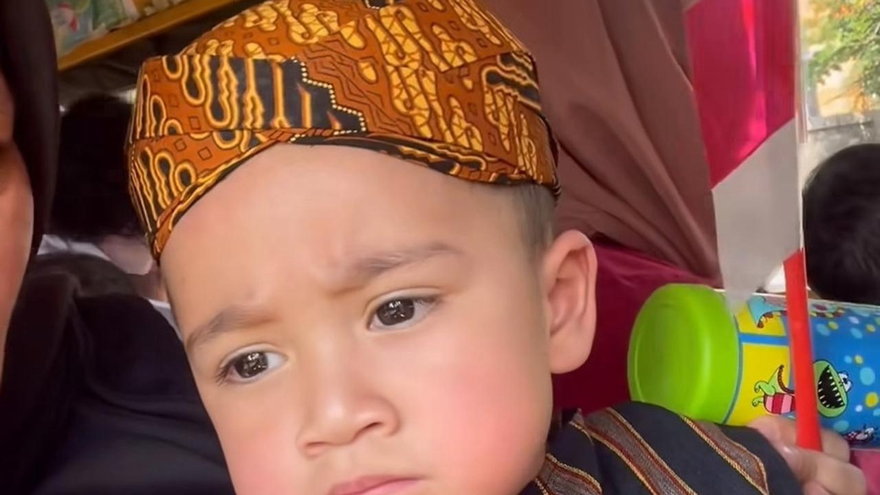 Saat naik kereta kelinci bersama teman-temannya di sekolah, pipi tembem Rayyanza terlihat merona kemerahan seperti tomat.<br><br>