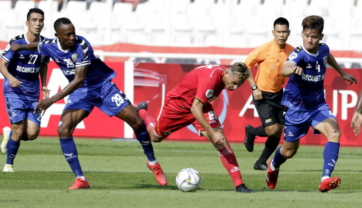 Striker Persija Jakarta, Silvio Escobar, berusaha melewati kepungan pemain Becamex Binh Duong pada laga Piala AFC di SUGBK, Jakarta, Selasa (26/2). Kedua klub bermain imbang 0-0. (Bola.com/M. Iqbal Ichsan)