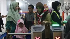 Anggota Pramuka membantu calon penumpang melakukan cek in elektronik di ruang tunggu menuju dermaga Pelabuhan Penyeberangan Merak, Banten, Sabtu (1/6/2019). Hingga Sabtu (1/6) pukul 08.00 WIB, tercatat 400.309 orang menyebrang dari pelabuhan Merak menuju Bakauheni. (Liputan6.com/Helmi Fithriansyah)