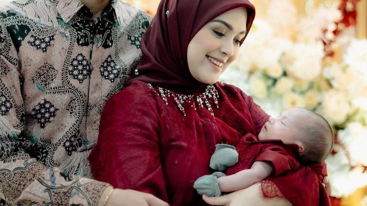 Vebby Palwinta Gelar Aqiqah, Hidung Mancung Anak Kedua Jadi Sorotan