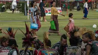 Warga melintas di depan sekelompok anak punk yang berkumpul di sebuah taman di pusat kota Yangon, Myanmar (12/4). Selain Myanmar Empat negara Asia tenggara seperti Thailand, Kamboja dan Laos juga menggelar festival air.  (AFP Photo / Roberto Schmidt)