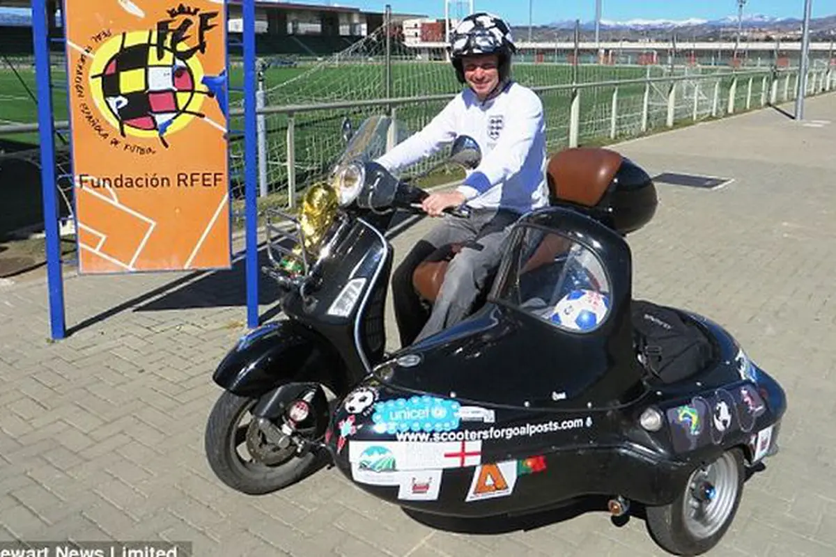 Pendukung Timnas Inggris ini Akan Ke Brazil Pakai Vespa