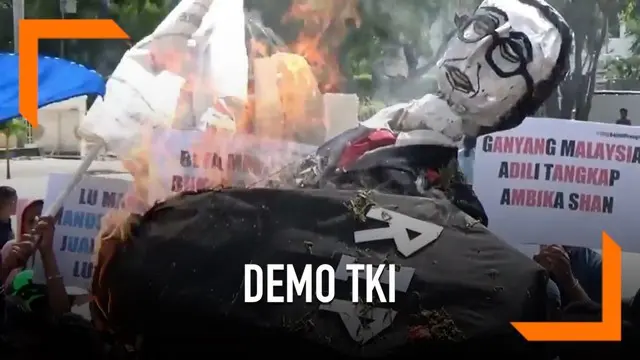 Ratusan warga Kupang melakukan demonstrasi atas bebasnya majikan penganiaya TKI hingga tewas. Dalam aksinya, massa membakar boneka Mahathir Mohamad.