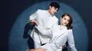 Tema dari pemotretan Callista Arum dan Cinta Brian ini adalah Is This Love. Callista Arum mengenakan dress putih dibalut blazer warna senada. Bros bunga yang dipasang di kerah bajunya mendukung penampilannya makin menawan. Sementara Cinta Brian tampan dengan baju setelan putih dan bros bunganya dipasang di kantong jas putih yang dikenakannya. (Liputan6.com/IG/@callistarum)