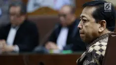 Terdakwa kasus korupsi E-KTP, Setya Novanto mendengarkan pembacaan sela pada sidang lanjutan di Pengadilan Tipikor, Jakarta, Kamis (4/1). Majelis Hakim menolak nota keberatan atau eksepsi Setya Novanto atas surat dakwaan KPK. (Liputan6.com/Johan Tallo)