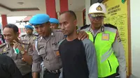 Briptu Petrus Imbiri, anggota Polres Puncak Jaya yang selamat dalam penembakan di Distrik Torere. (Liputan6.com/Katharina Janur)