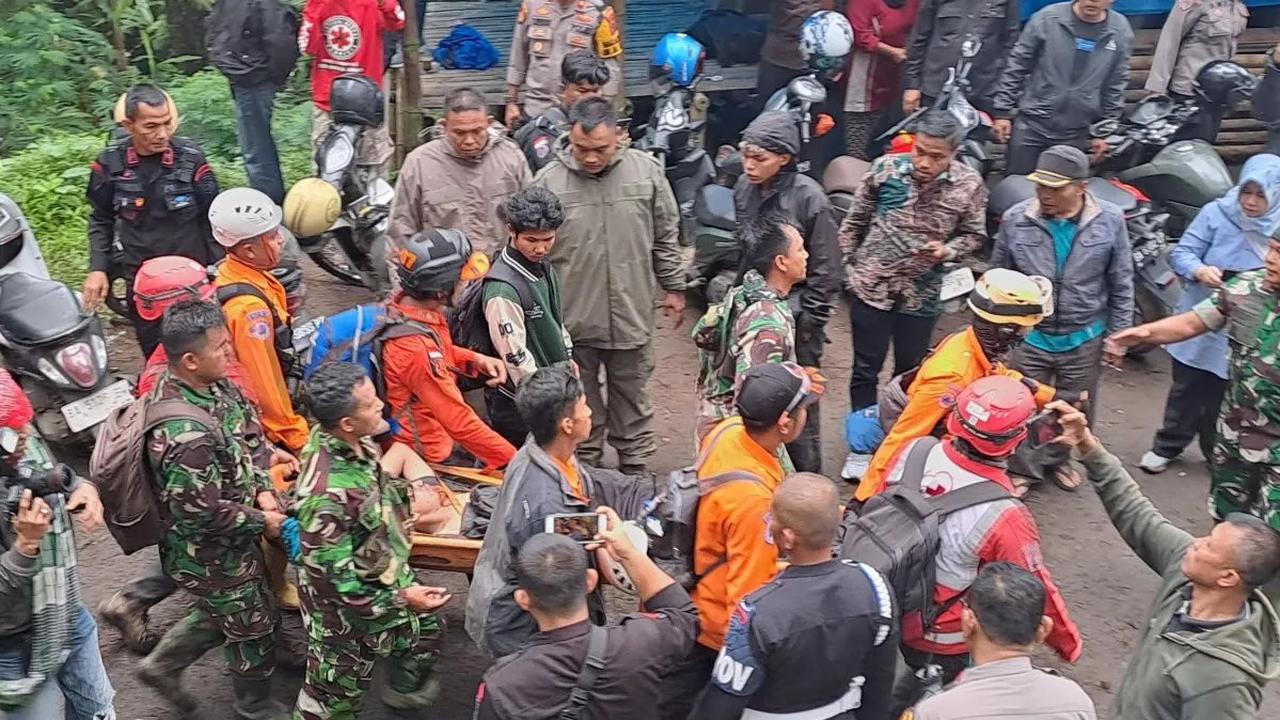 Semua pendaki tersebut terdata melalui booking sistem online BKSDA Sumatera Barat dan saat pencarian korban masih dilakukan tim gabunggan.