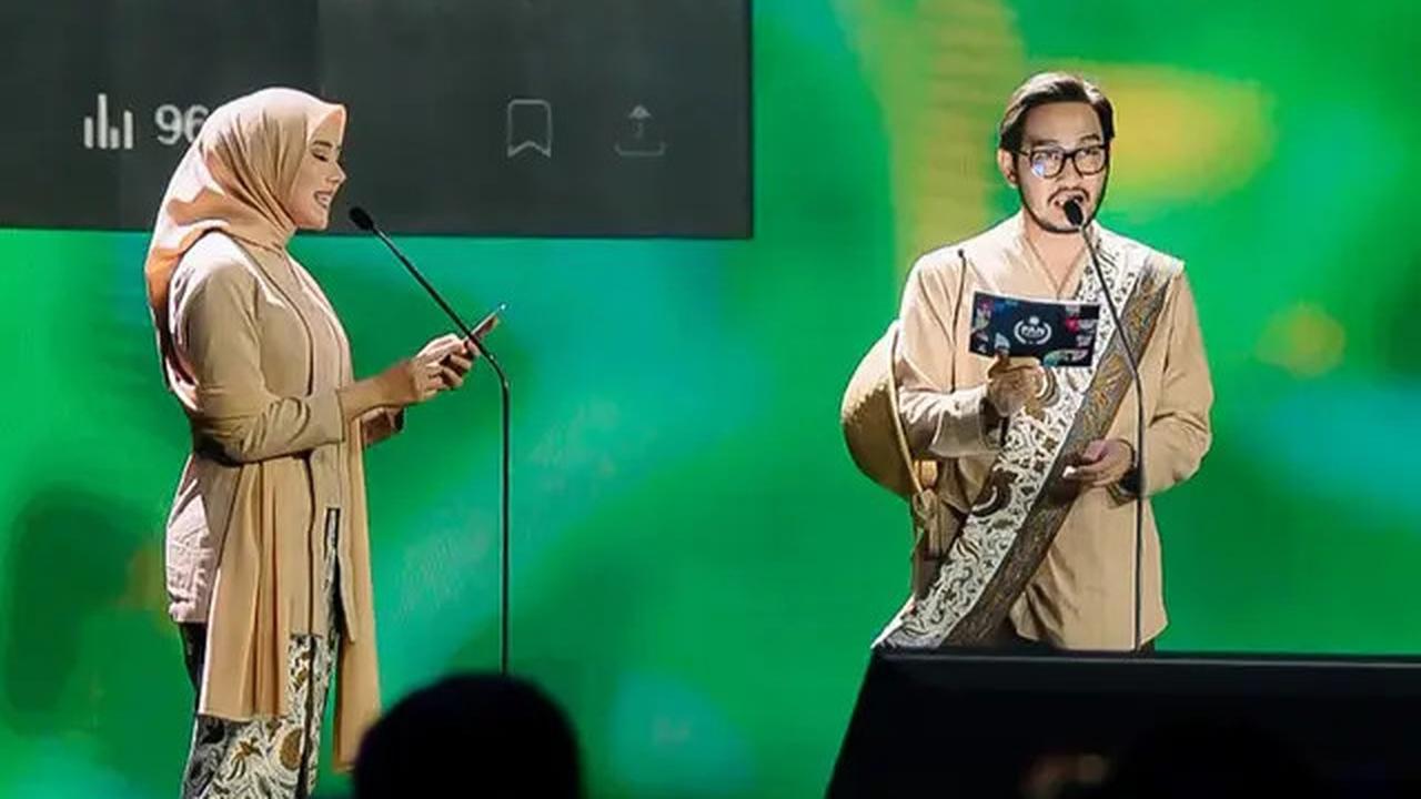 5 Potret Syahnaz Sadiqah Pakai Kebaya Kutubaru Krem, Kental Nuansa Tradisional