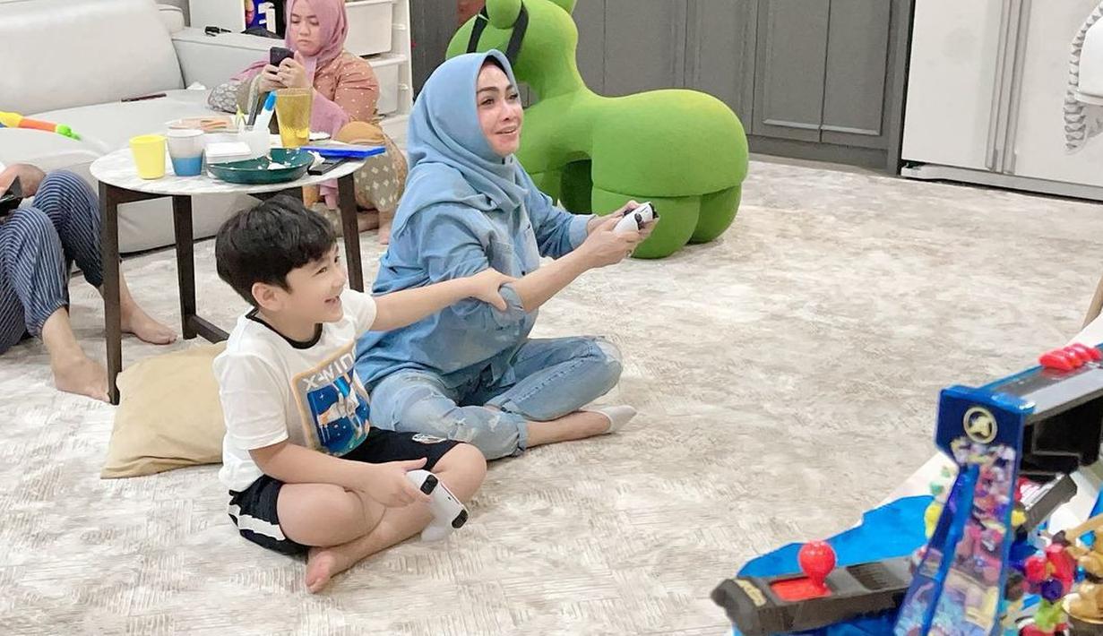 Mama Rieta dan Rafathar (Instagram/rieta_amilia)