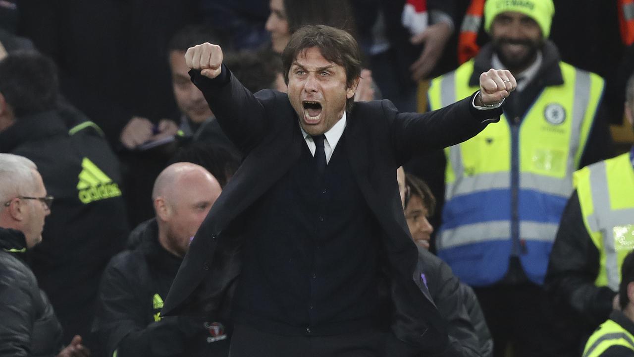 Pelatih Chelsea Antonio Conte rayakan gol Marcos Alonso pada partai melawan Middlesbrough di Stamford Bridge, Selasa (9/5/2017) dinihari WIB. Chelsea menang 3-0.