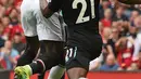 Penyerang MU, Romelu Lukaku berusaha melewati pemain West Ham pada pertandingan Liga Inggris di Old Trafford, Manchester, Inggris, (13/8). MU menang telak atas West Ham dengan skor 4-0. (AFP Photo/Oli Scarff)