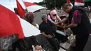 Petugas kesehatan memeriksa kondisi pengunjuk rasa yang melakukan aksi menyemen kaki di depan Istana Negara, Jakarta, Rabu (15/3). Aksi tersebut sebagai bentuk penolakan berdirinya pabrik semen di Pati. (Liputan6.com/Immanuel Antonius)