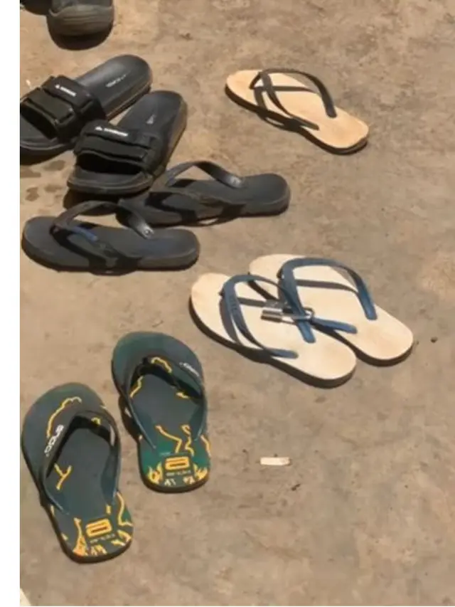 6 Potret Sandal Jepit Dipasang Gembok Anti Maling, Bikin Geleng Kepala