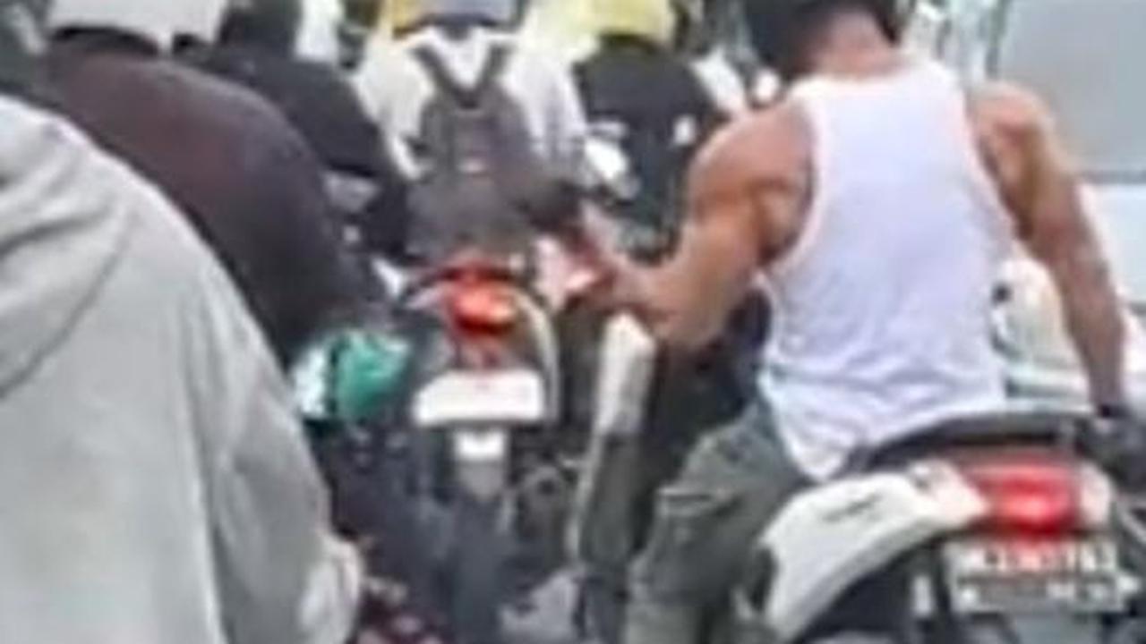 Video Viral Bule Angkat Barbel di Tengah Jalan Bali, Aksinya Curi Perhatian