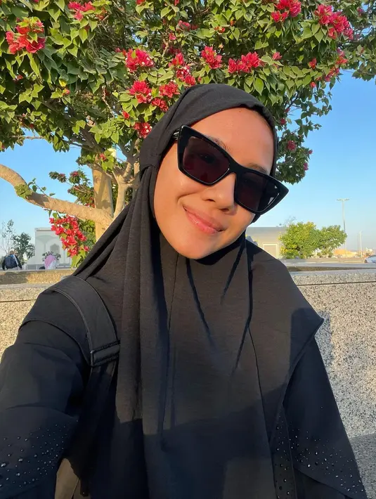 <p>Shenina menunjukan penampilan beda, di mana ia terlihat mengenakan hijab. [Foto: Instagram/sheninacinnamon]</p>