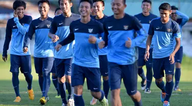 Pesepakbola timnas U-19 Indonesia melakukan latihan di Yangon, Myanmar, Jumat (10/10). (ANTARA FOTO/Andika Wahyu)